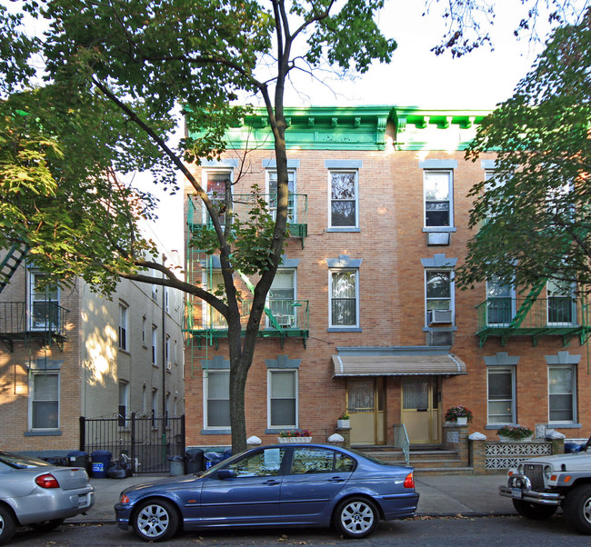 32-44 44th St