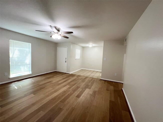 130 Oyster Creek Dr in Lake Jackson, TX - Building Photo - Building Photo