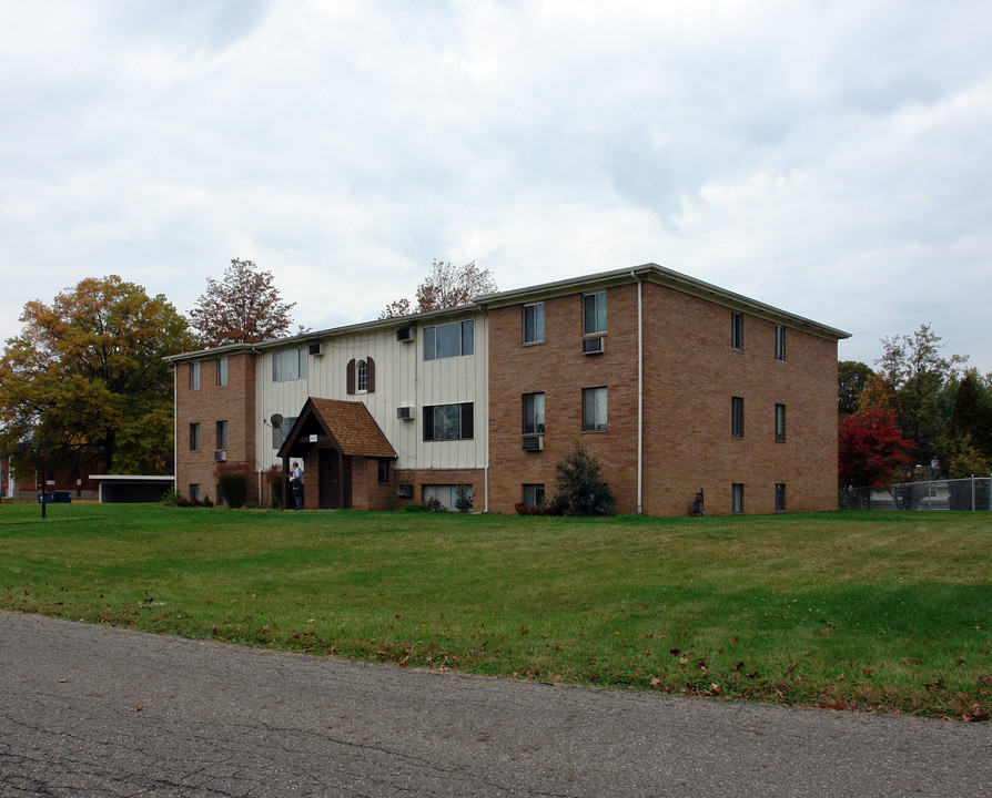 3014 Green Acres Dr in Youngstown, OH - Foto de edificio