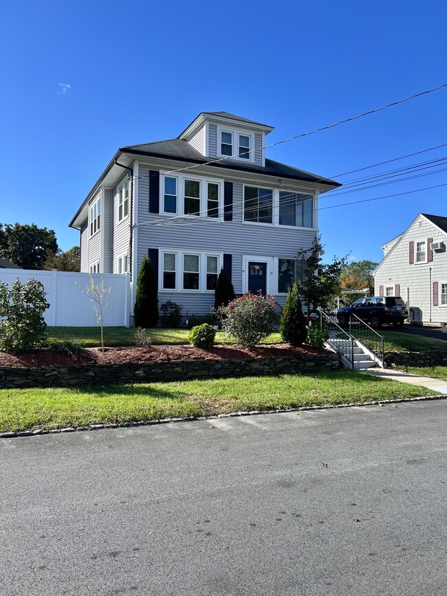 16 Davis Ave, Unit 1 in Cranston, RI - Foto de edificio - Building Photo
