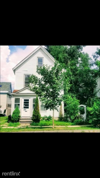 300 Glebe St in Johnstown, NY - Building Photo