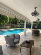 2210 NE 202nd St in Miami, FL - Foto de edificio - Building Photo