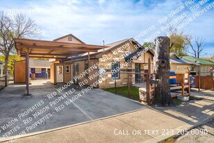 236 E Dullnig Ct in San Antonio, TX - Building Photo