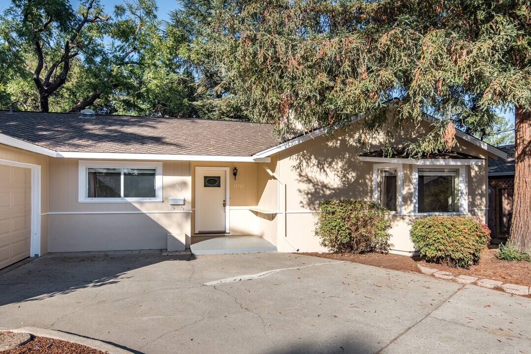 15501 Corinne Dr in Los Gatos, CA - Building Photo