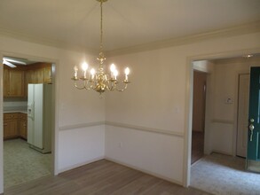 112 Shade Tree Ct in Colonial Heights, VA - Foto de edificio - Building Photo