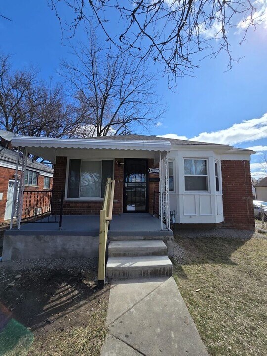 12000 Stahelin Ave in Detroit, MI - Building Photo