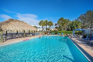 815 Gulf Pavillion Dr in Naples, FL - Building Photo