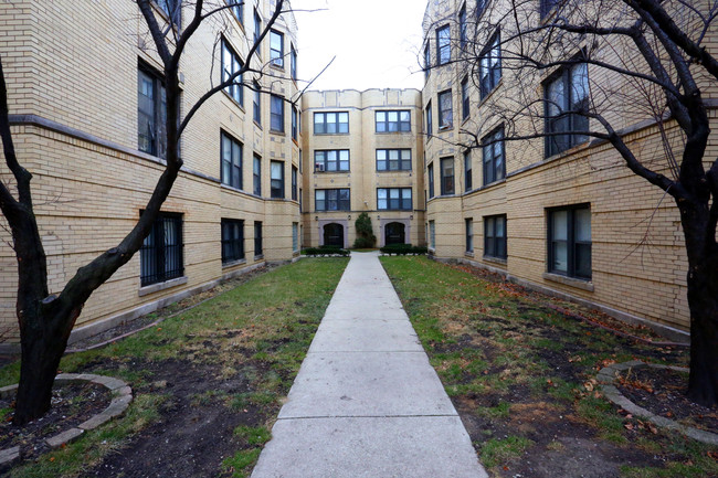 The Dickens Courtyard in Chicago, IL - Building Photo - Building Photo