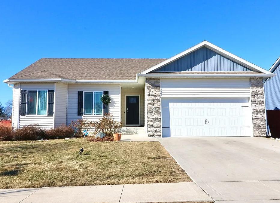 527 Bellflower Dr in Ames, IA - Building Photo