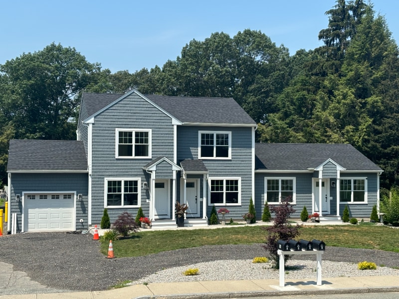 94 Simmonsville Ave in Johnston, RI - Building Photo