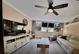 9001 SW 77th Ave in Miami, FL - Building Photo - Building Photo