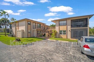 16881 Davis Rd in Ft. Myers, FL - Building Photo