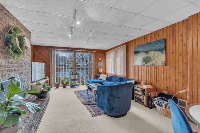 2028 Upper Lake Dr in Reston, VA - Building Photo - Building Photo