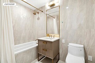 3 Ct Square W in Queens, NY - Building Photo