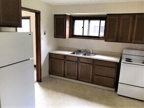 1135 Saxe Ave in Cuyahoga Falls, OH - Foto de edificio - Building Photo