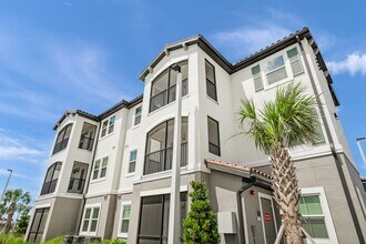 Revello Apartments in Nokomis, FL - Foto de edificio - Building Photo