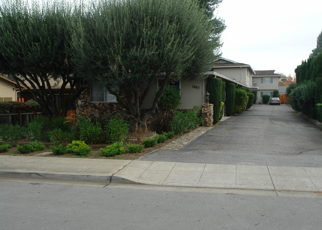 1007 Boranda Ave in Mountain View, CA - Foto de edificio - Building Photo