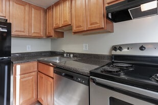 Harbor's Edge in Oxon Hill, MD - Building Photo