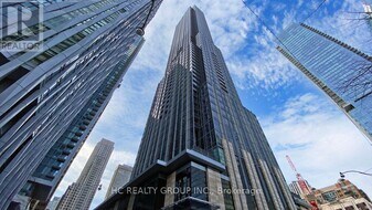 11 Yorkville Ave in Toronto, ON - Building Photo