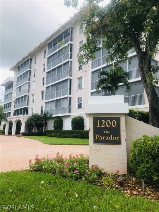 1200 Gulf Shore Blvd N in Naples, FL - Building Photo