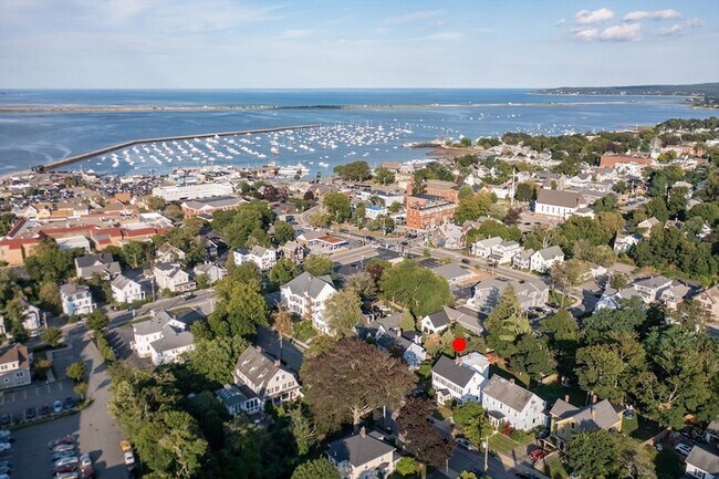 10 Cushman St, Unit 1 in Plymouth, MA - Foto de edificio - Building Photo