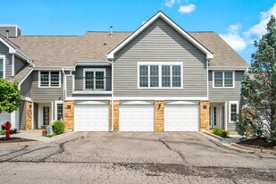 6155 Chasewood Pky, Unit 204 in Minnetonka, MN - Building Photo