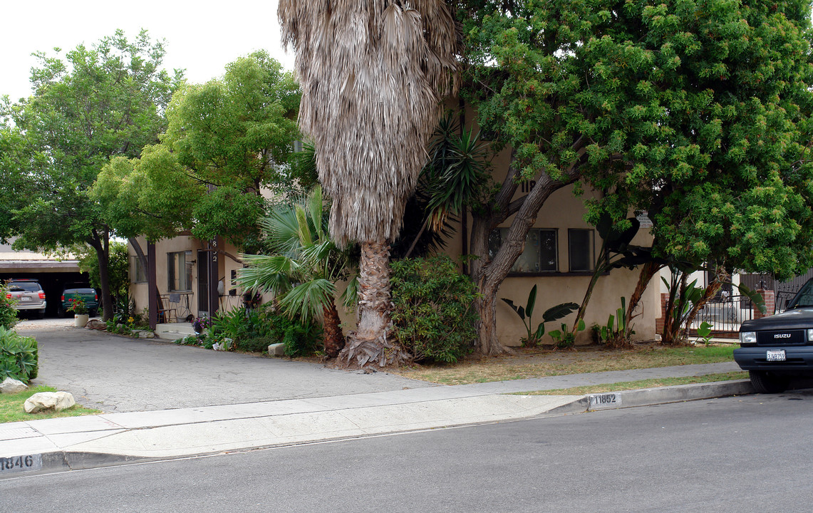 11852 Eucalyptus Ave in Hawthorne, CA - Building Photo