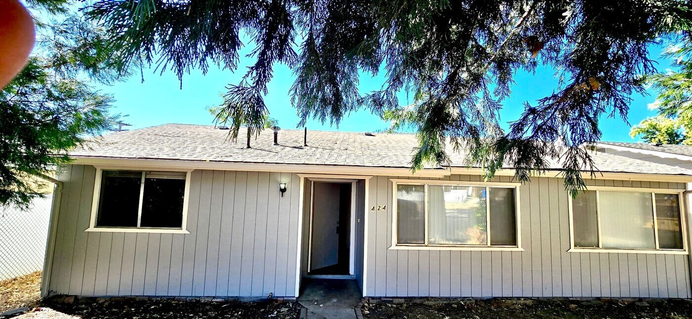 424 5th Ave in Gold Hill, OR - Building Photo