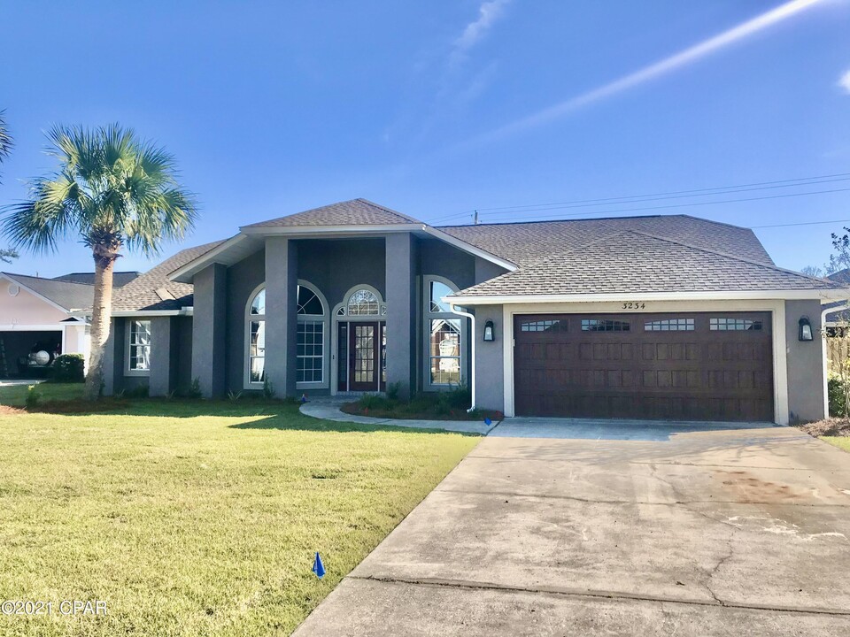 3234 Country Club Dr in Lynn Haven, FL - Building Photo