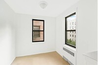 69 Bennett Ave in New York, NY - Building Photo - Building Photo