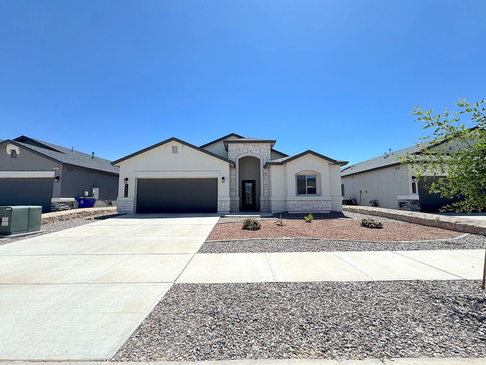 14744 Mike a Mendoza Ave in El Paso, TX - Building Photo