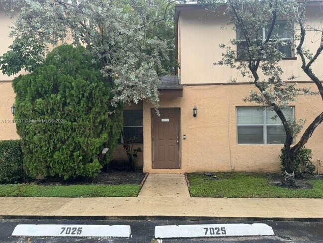 7025 W Sunrise Blvd in Plantation, FL - Building Photo - Building Photo