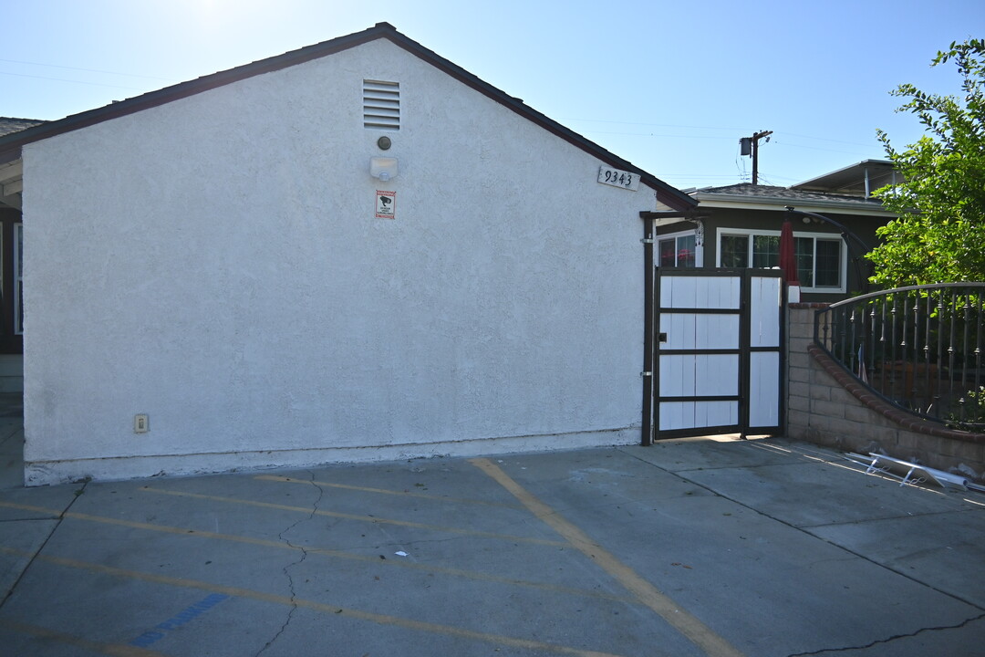 9343 Varna Ave in Arleta, CA - Building Photo