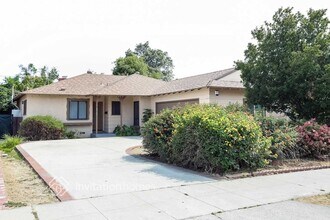 15040 Valerio St in Los Angeles, CA - Building Photo - Building Photo
