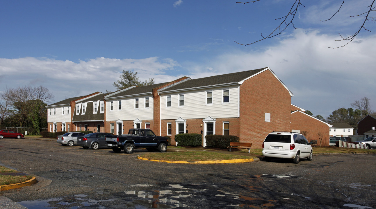 Hodges Ferry East Townhomes in Portsmouth, VA - Building Photo