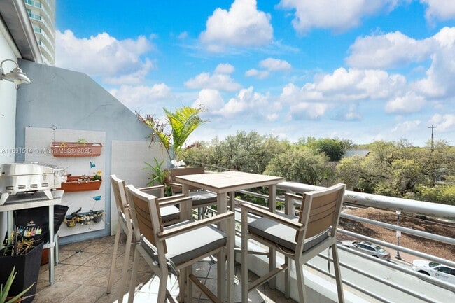 2977 McFarlane Rd in Miami, FL - Building Photo - Building Photo