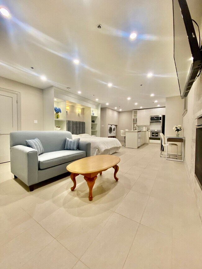 12 Bolingbroke Rd in Toronto, ON - Building Photo - Building Photo