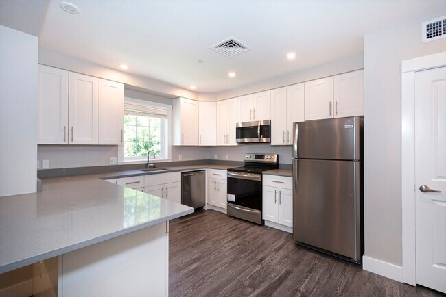 50 Country Way in Scituate, MA - Foto de edificio - Building Photo