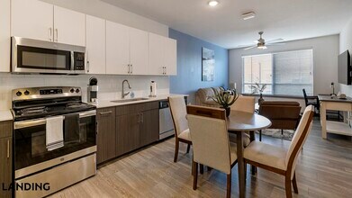 1001 S Center St in Arlington, TX - Foto de edificio - Building Photo