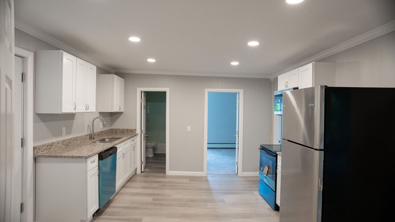 4 St Paul St in Westfield, MA - Building Photo