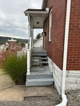 912 Highland Ave in Pitcairn, PA - Foto de edificio - Building Photo