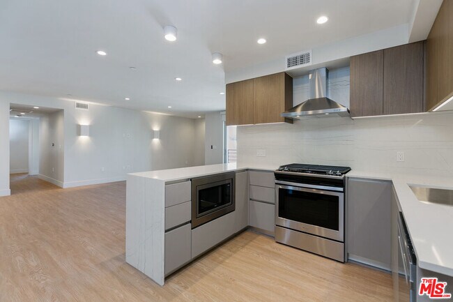 11837 Mayfield Ave in Los Angeles, CA - Building Photo - Building Photo