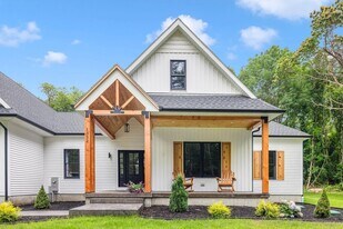 1332 S Rd in South Kingstown, RI - Building Photo