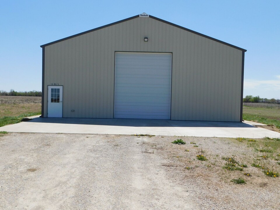 15065 SW 20th St in Benton, KS - Foto de edificio