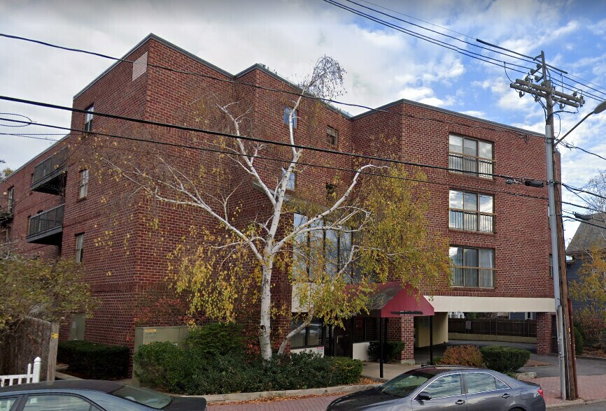 23 Elm St, Unit 303 in Somerville, MA - Building Photo