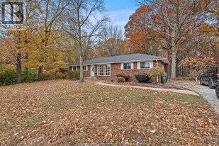 1325 Laurier Dr in Windsor, ON - Building Photo