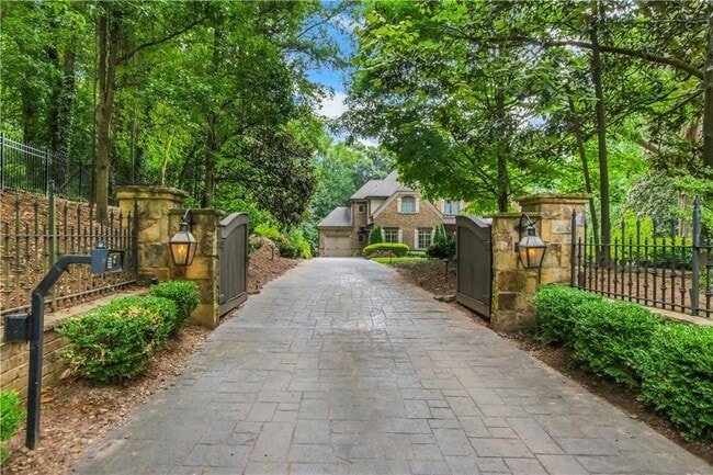 5265 Peachtree Dunwoody Rd NE in Atlanta, GA - Building Photo - Building Photo