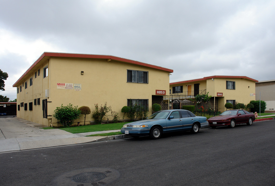 11853 Eucalyptus Ave in Hawthorne, CA - Building Photo