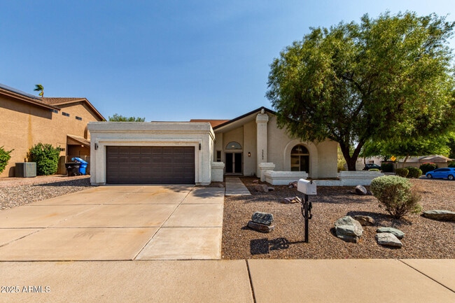 5247 E Paradise Ln in Scottsdale, AZ - Building Photo - Building Photo