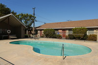 Beach Bluff Apartments in Huntington Beach, CA - Building Photo - Building Photo